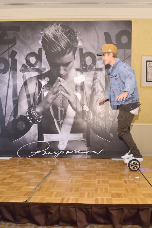 「パーパス」発売＆大ヒット記念合同質問会に登場したジャスティン・ビーバー