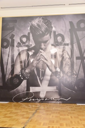 「パーパス」発売＆大ヒット記念合同質問会に登場したジャスティン・ビーバー