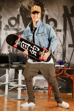 「パーパス」発売＆大ヒット記念合同質問会に登場したジャスティン・ビーバー