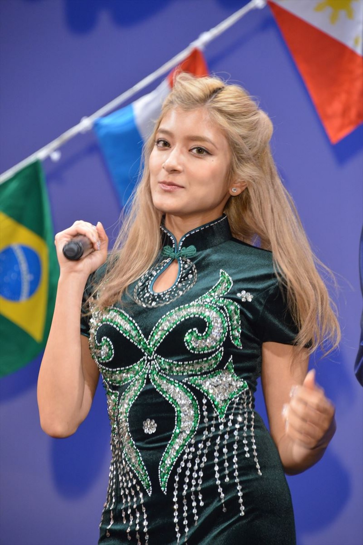 ローラ、恋バナが“NGワード”に！　「ちっちゃい乳製品」秘話に戸惑う