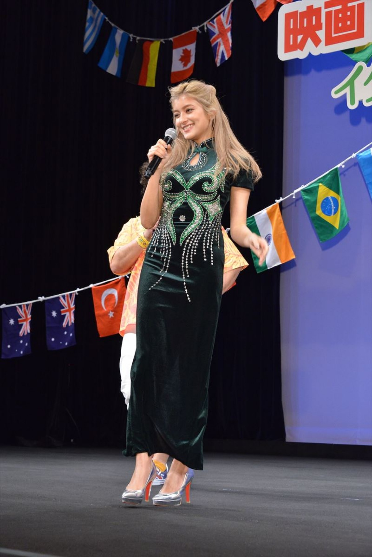 ローラ、恋バナが“NGワード”に！　「ちっちゃい乳製品」秘話に戸惑う