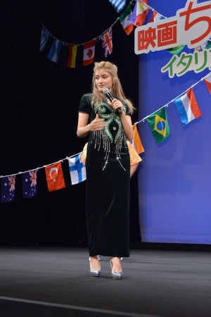 『映画ちびまる子ちゃん イタリアから来た少年』完成披露舞台挨拶に登壇したローラ