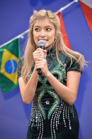 『映画ちびまる子ちゃん イタリアから来た少年』完成披露舞台挨拶に登壇したローラ