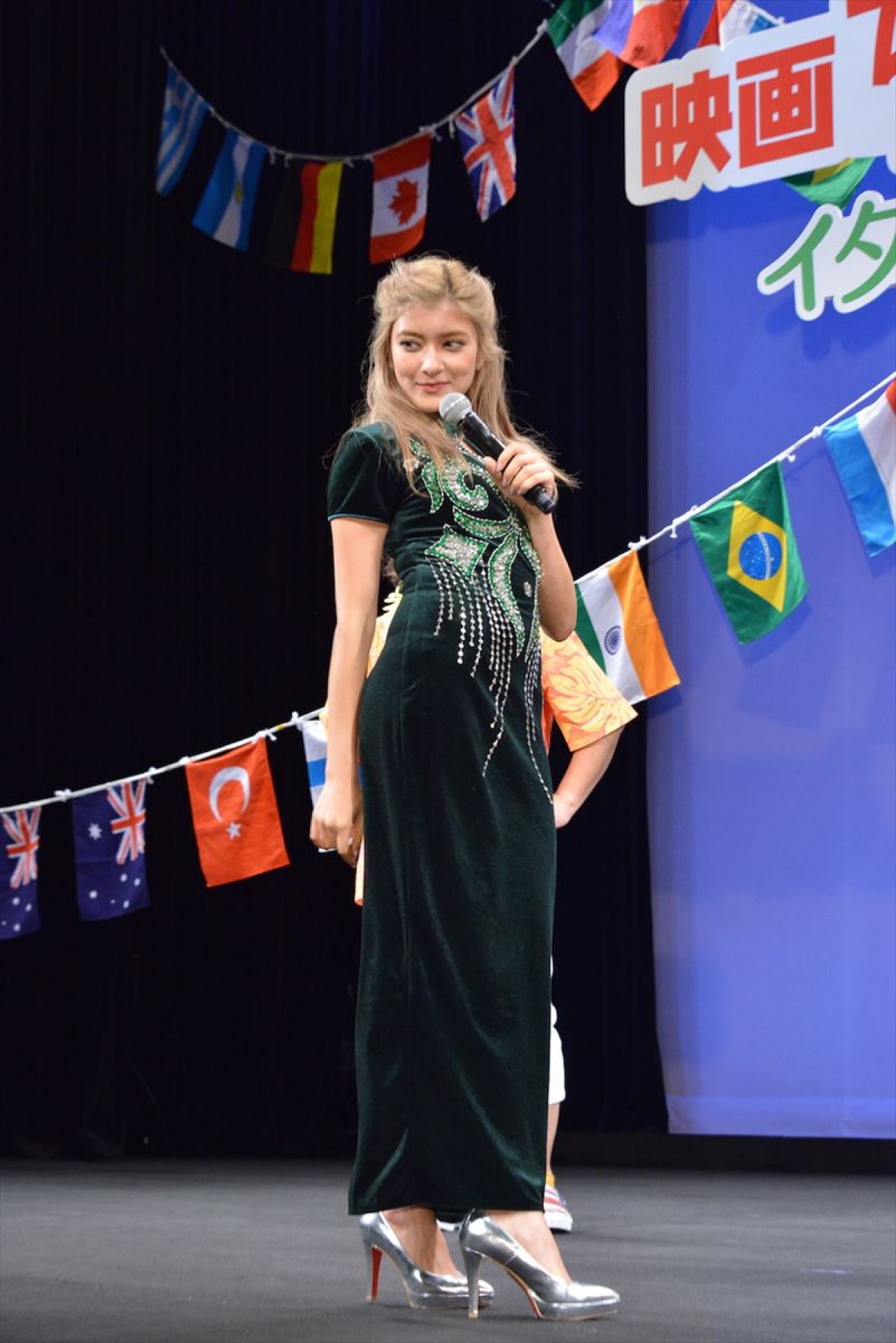 ローラ、恋バナが“NGワード”に！　「ちっちゃい乳製品」秘話に戸惑う