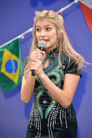 『映画ちびまる子ちゃん イタリアから来た少年』完成披露舞台挨拶に登壇したローラ