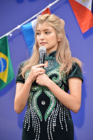 『映画ちびまる子ちゃん イタリアから来た少年』完成披露舞台挨拶に登壇したローラ