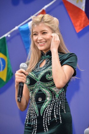 『映画ちびまる子ちゃん イタリアから来た少年』完成披露舞台挨拶に登壇したローラ