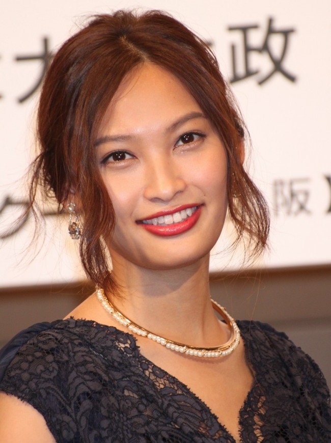 大政絢、佐々木希の初舞台を観劇 “生”の醍醐味を実感