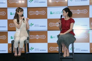 「マンションいい話コンテスト2015」表彰式に出席した吉澤ひとみ、石川梨華