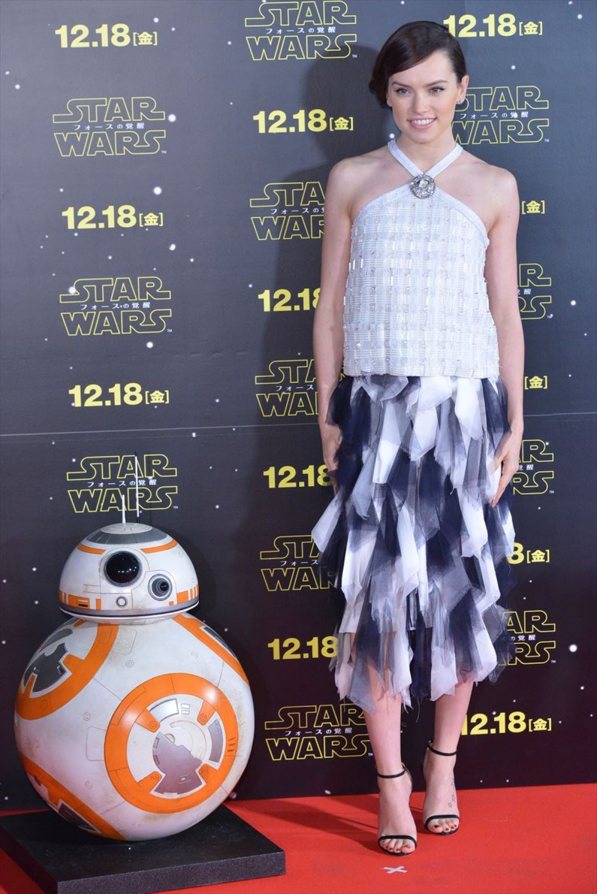 『スター・ウォーズ』ジャパンプレミア開催！ キャスト陣、ライトセーバーでポーズ