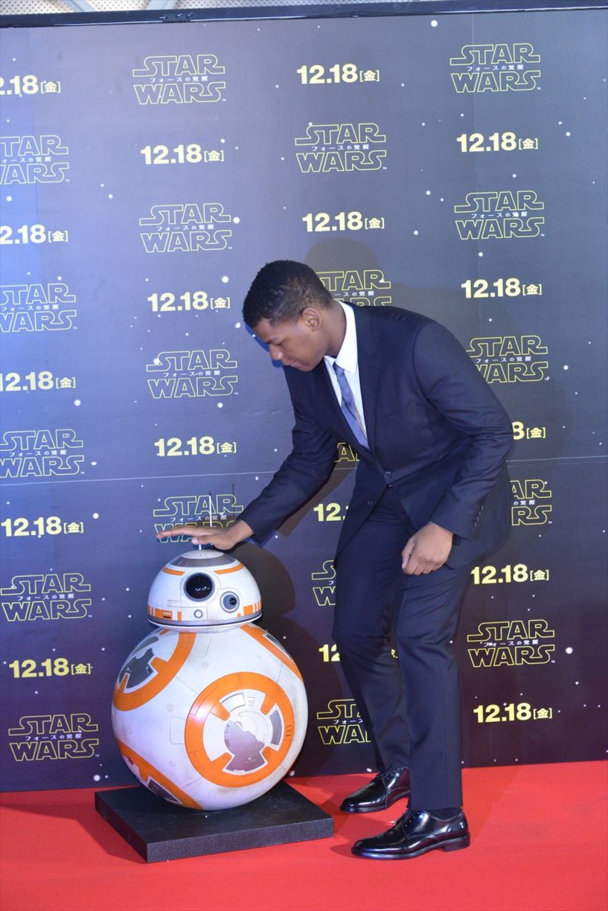 『スター・ウォーズ』ジャパンプレミア開催！ キャスト陣、ライトセーバーでポーズ