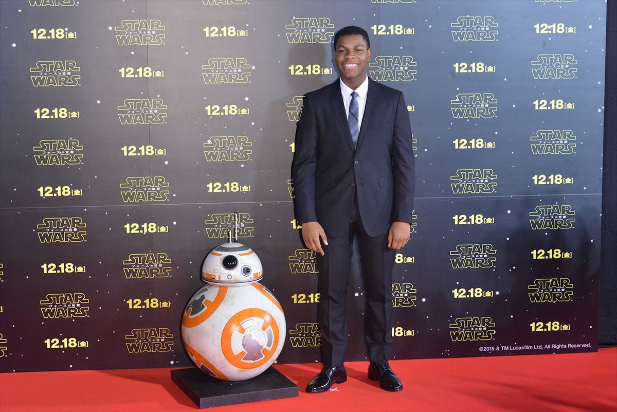 『スター・ウォーズ』ジャパンプレミア開催！ キャスト陣、ライトセーバーでポーズ