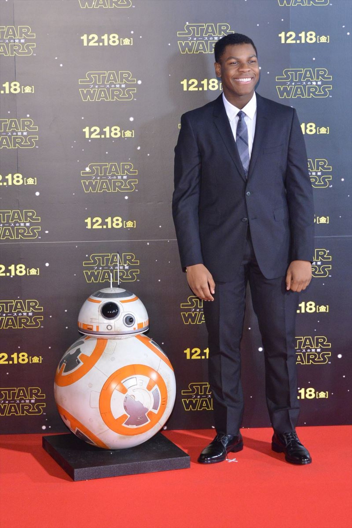 『スター・ウォーズ』ジャパンプレミア開催！ キャスト陣、ライトセーバーでポーズ