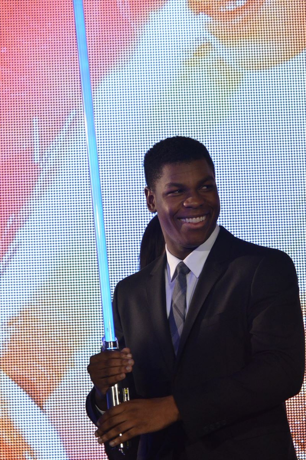 『スター・ウォーズ』ジャパンプレミア開催！ キャスト陣、ライトセーバーでポーズ