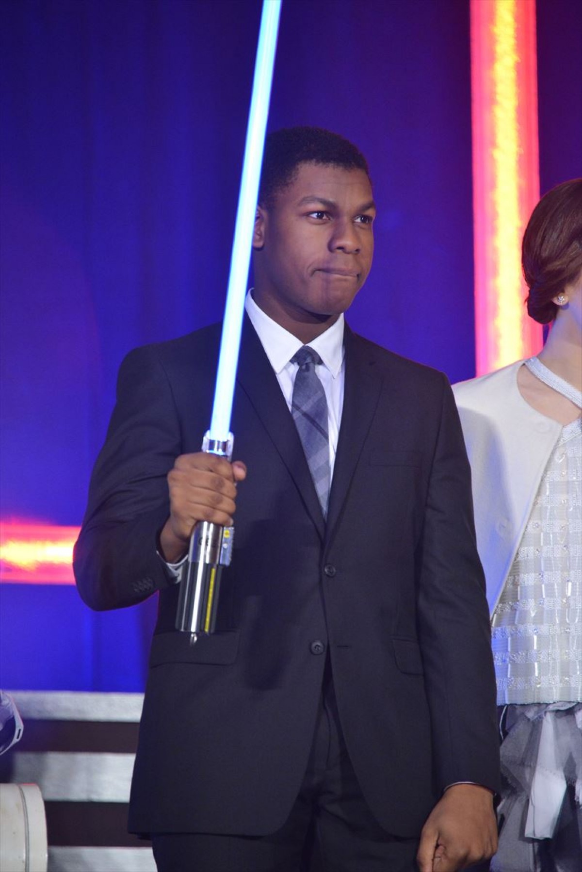 『スター・ウォーズ』ジャパンプレミア開催！ キャスト陣、ライトセーバーでポーズ