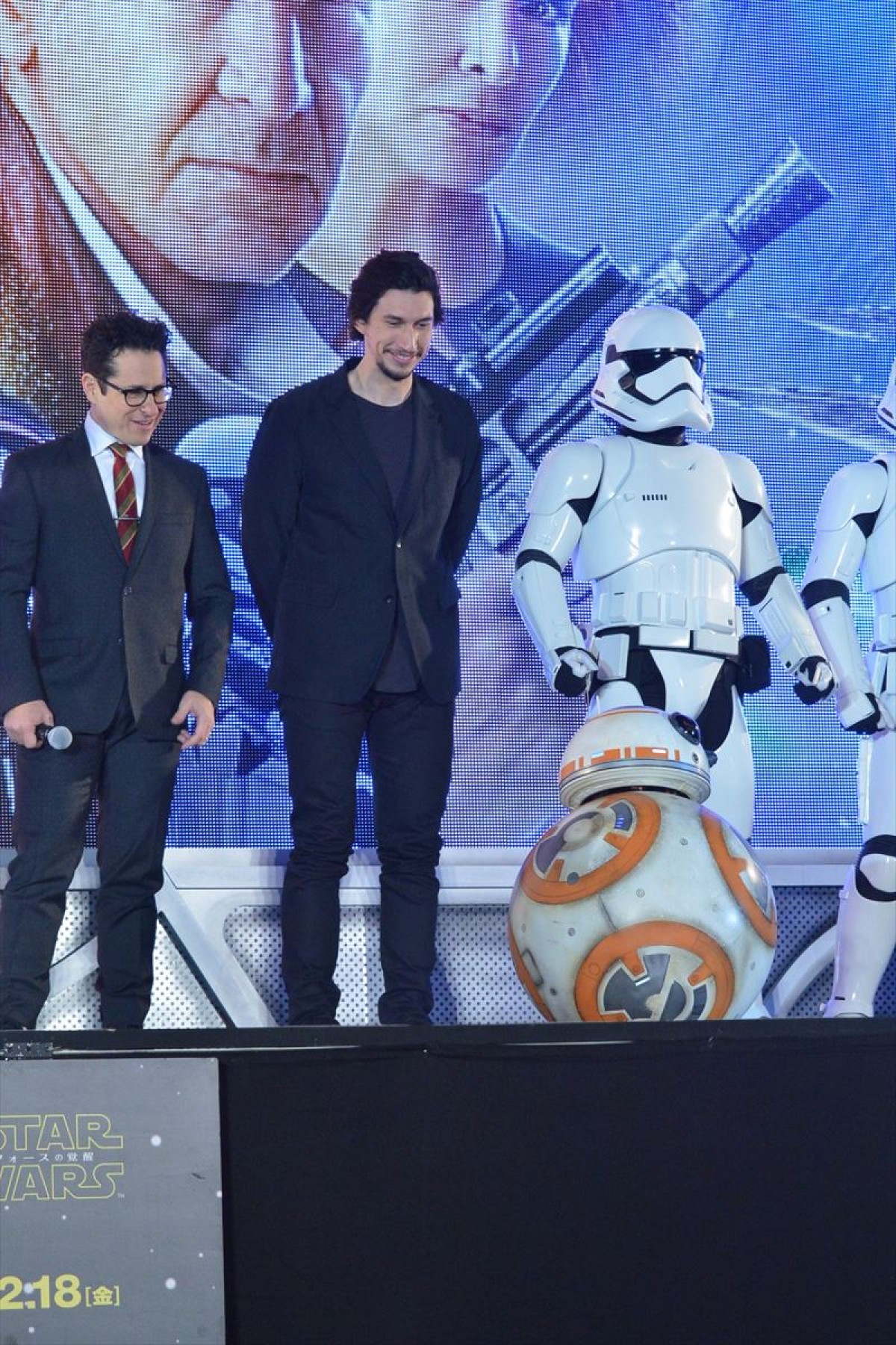『スター・ウォーズ』ジャパンプレミア開催！ キャスト陣、ライトセーバーでポーズ