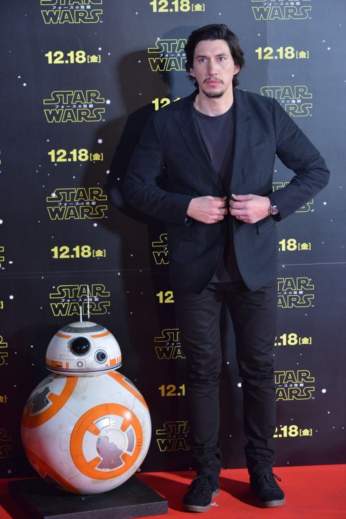 『スター・ウォーズ』ジャパンプレミア開催！ キャスト陣、ライトセーバーでポーズ