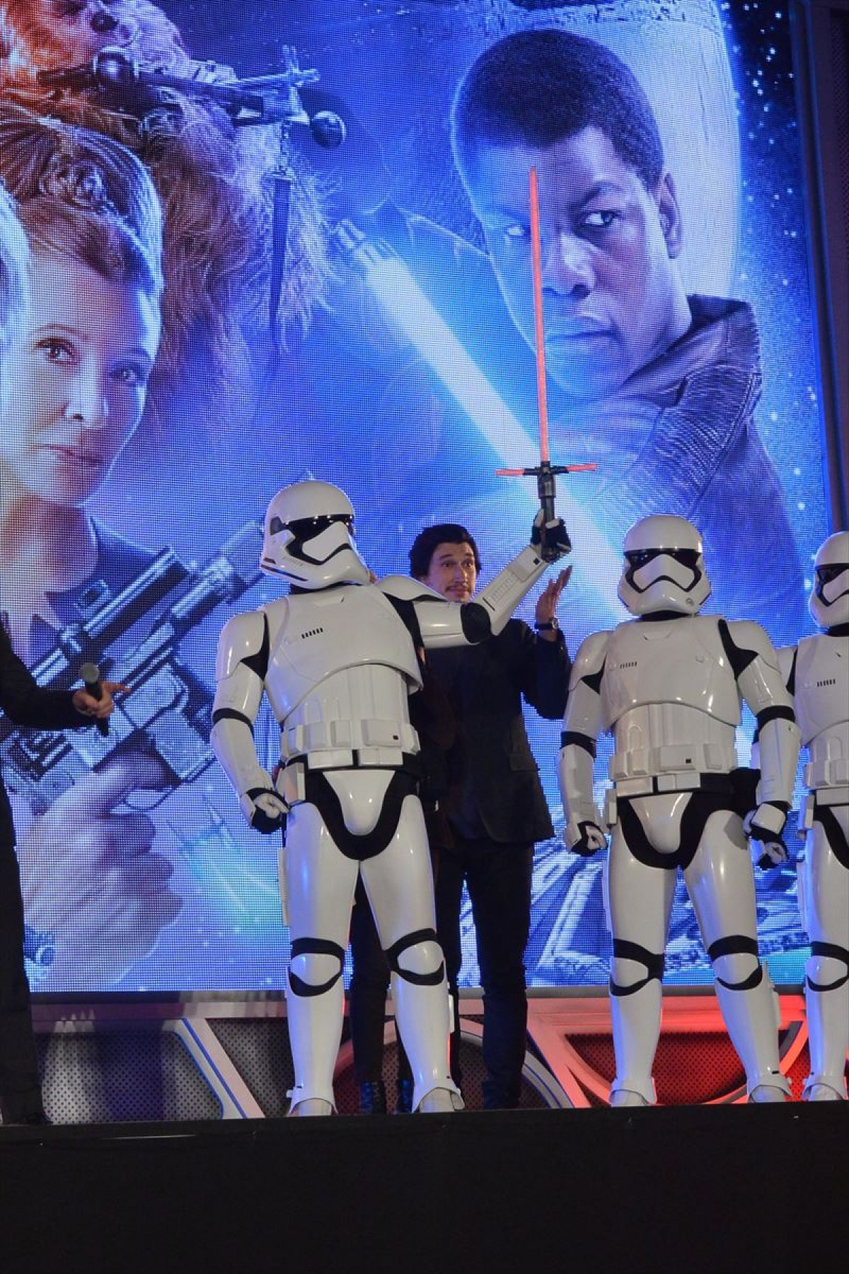 『スター・ウォーズ』ジャパンプレミア開催！ キャスト陣、ライトセーバーでポーズ