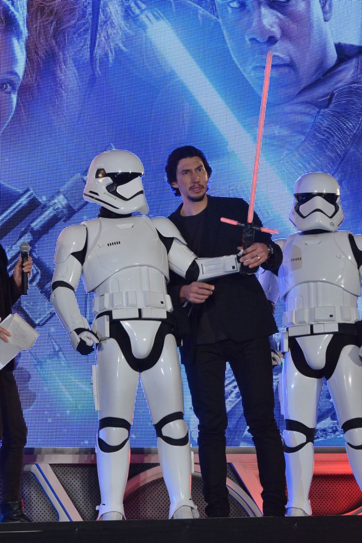 『スター・ウォーズ』ジャパンプレミア開催！ キャスト陣、ライトセーバーでポーズ