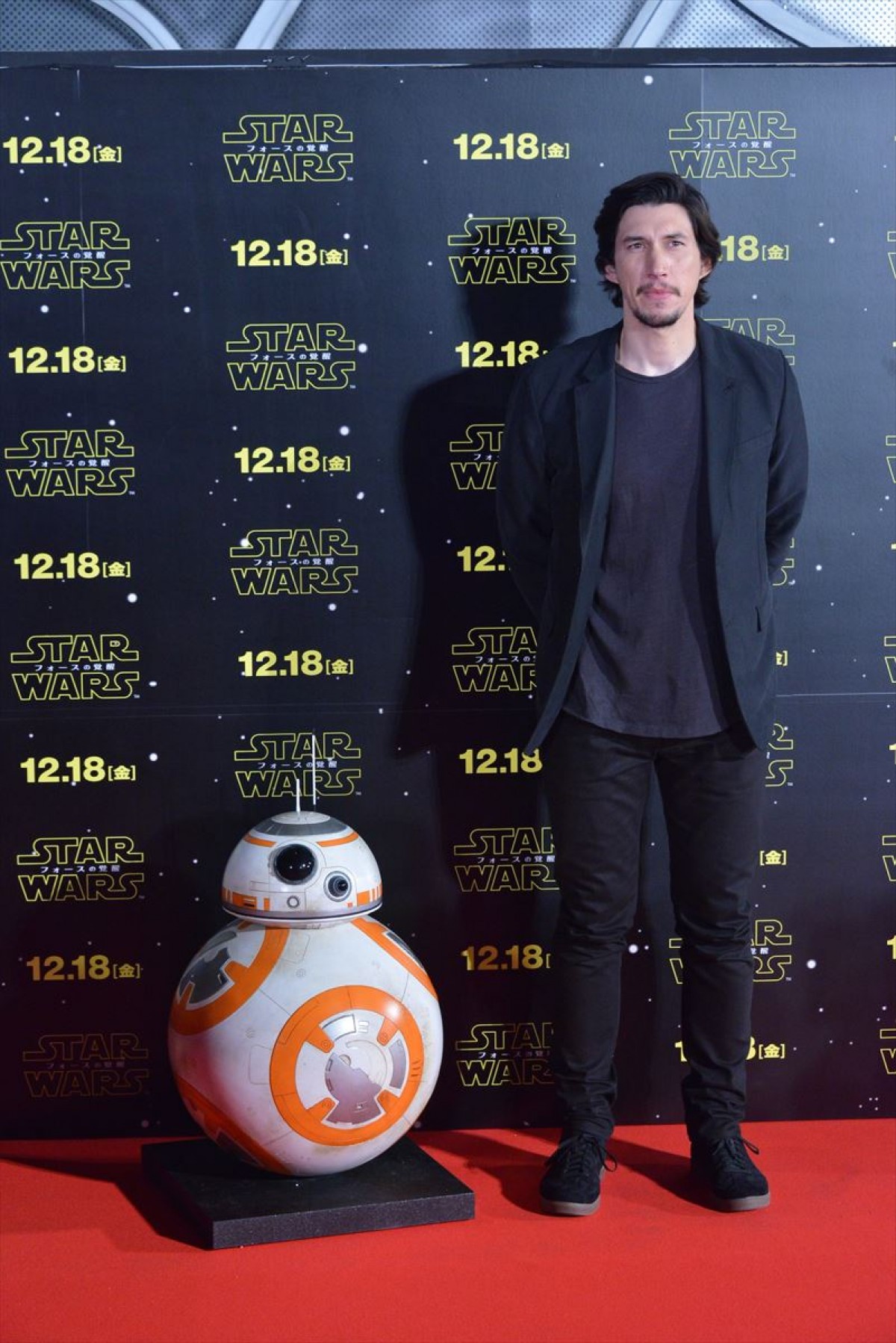 『スター・ウォーズ』ジャパンプレミア開催！ キャスト陣、ライトセーバーでポーズ