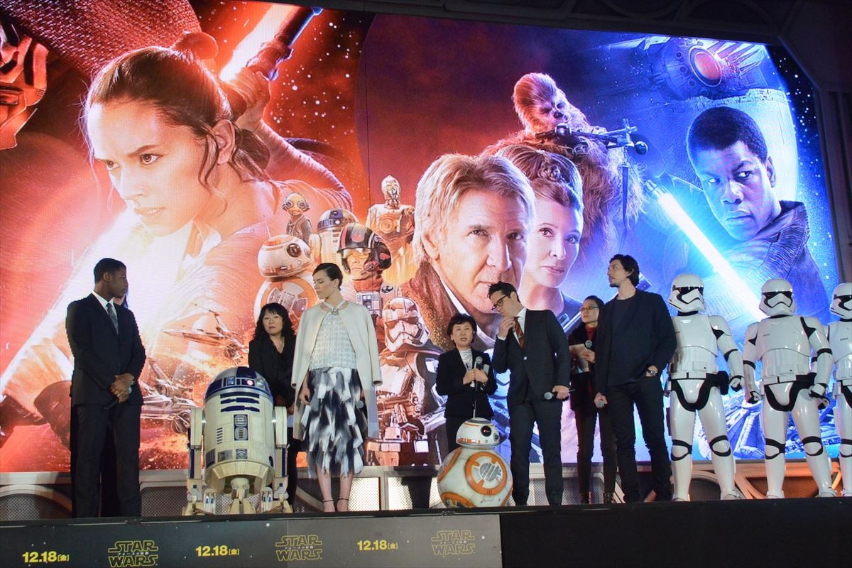 『スター・ウォーズ』ジャパンプレミア開催！ キャスト陣、ライトセーバーでポーズ