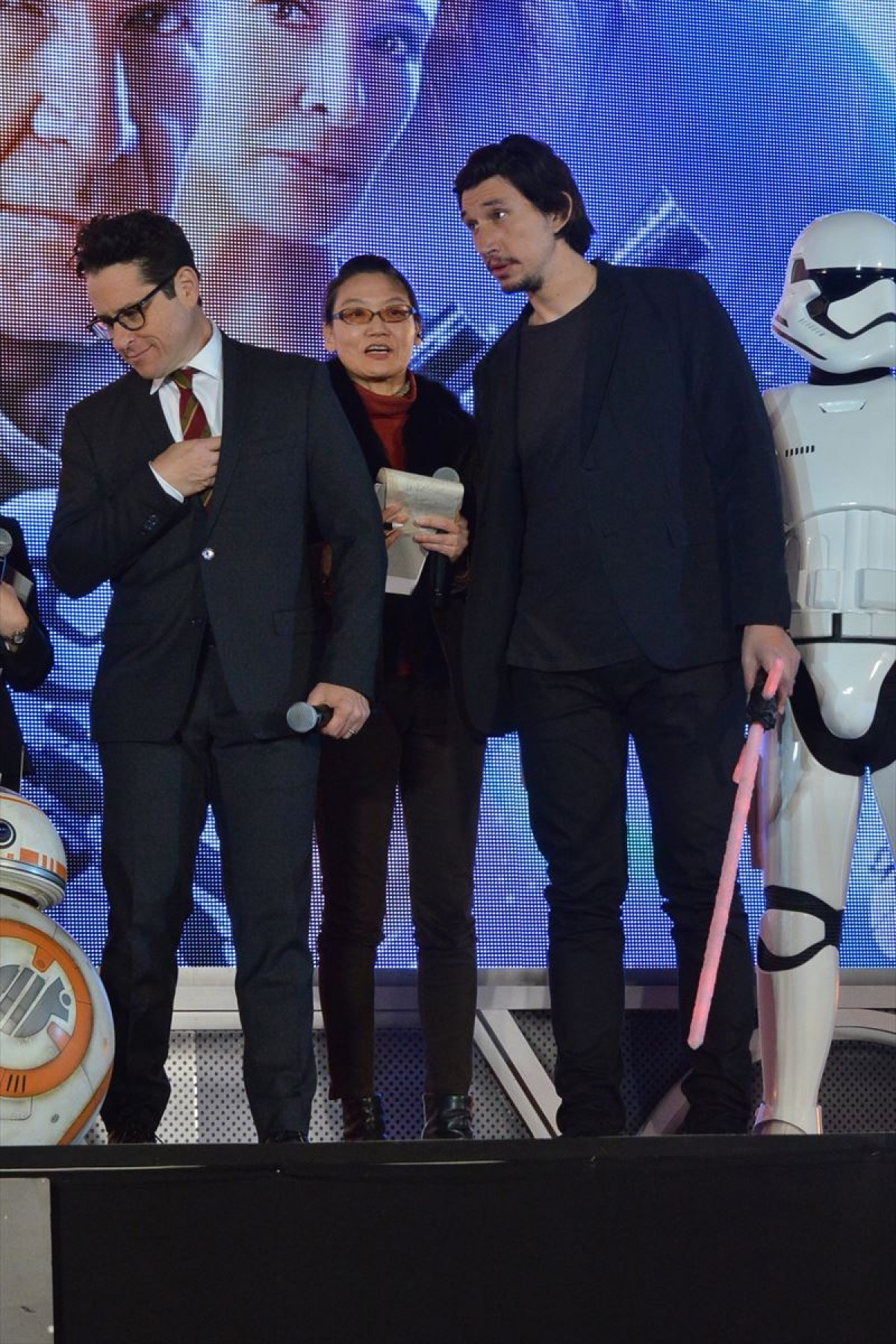 『スター・ウォーズ』ジャパンプレミア開催！ キャスト陣、ライトセーバーでポーズ