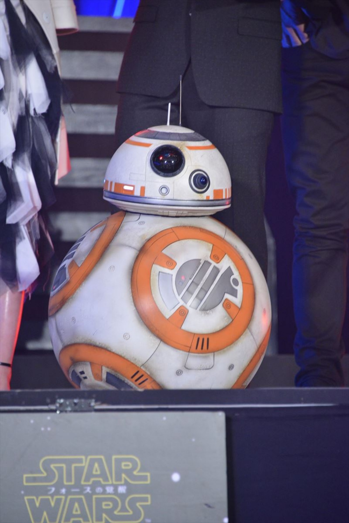 『スター・ウォーズ』ジャパンプレミア開催！ キャスト陣、ライトセーバーでポーズ