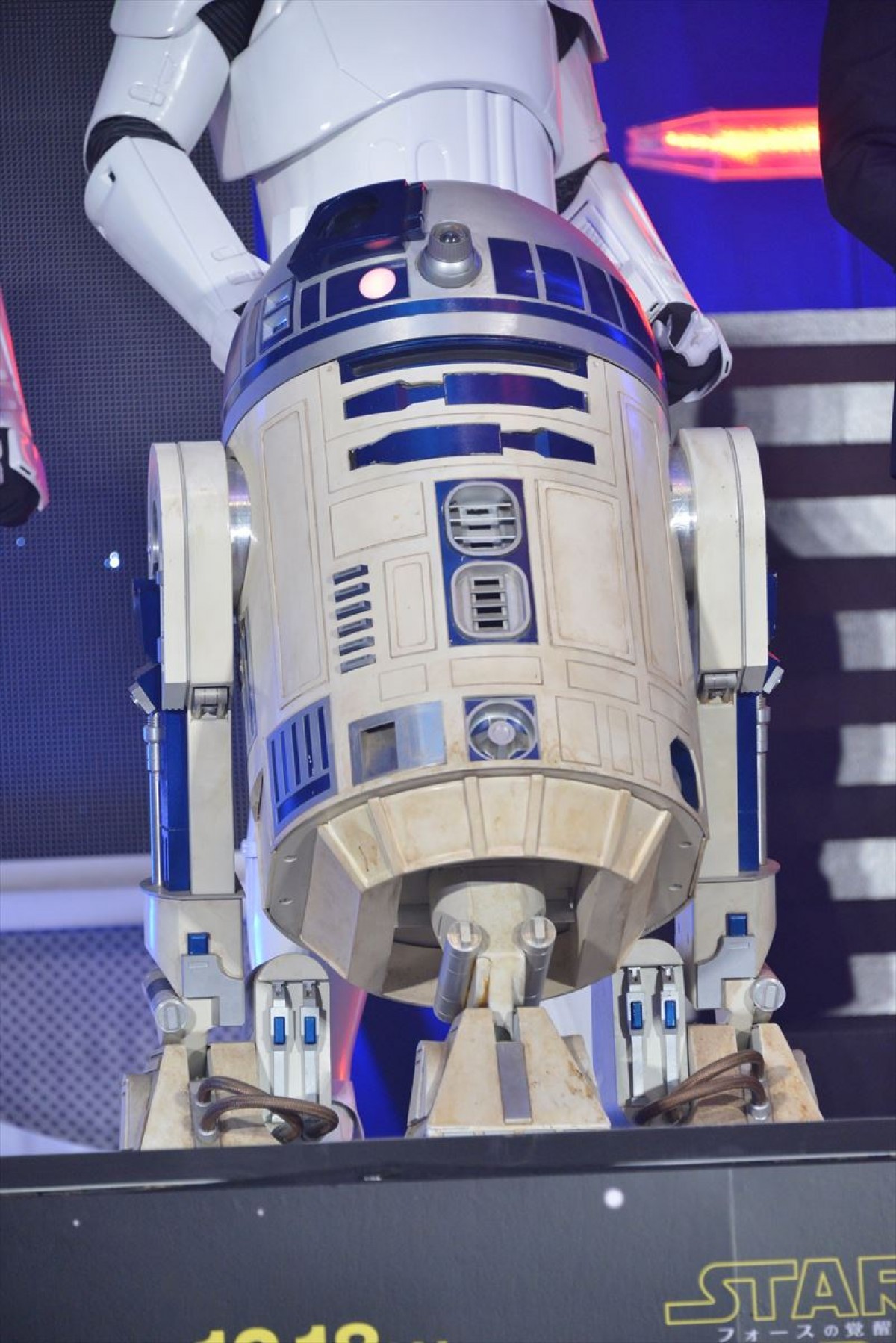 『スター・ウォーズ』ジャパンプレミア開催！ キャスト陣、ライトセーバーでポーズ