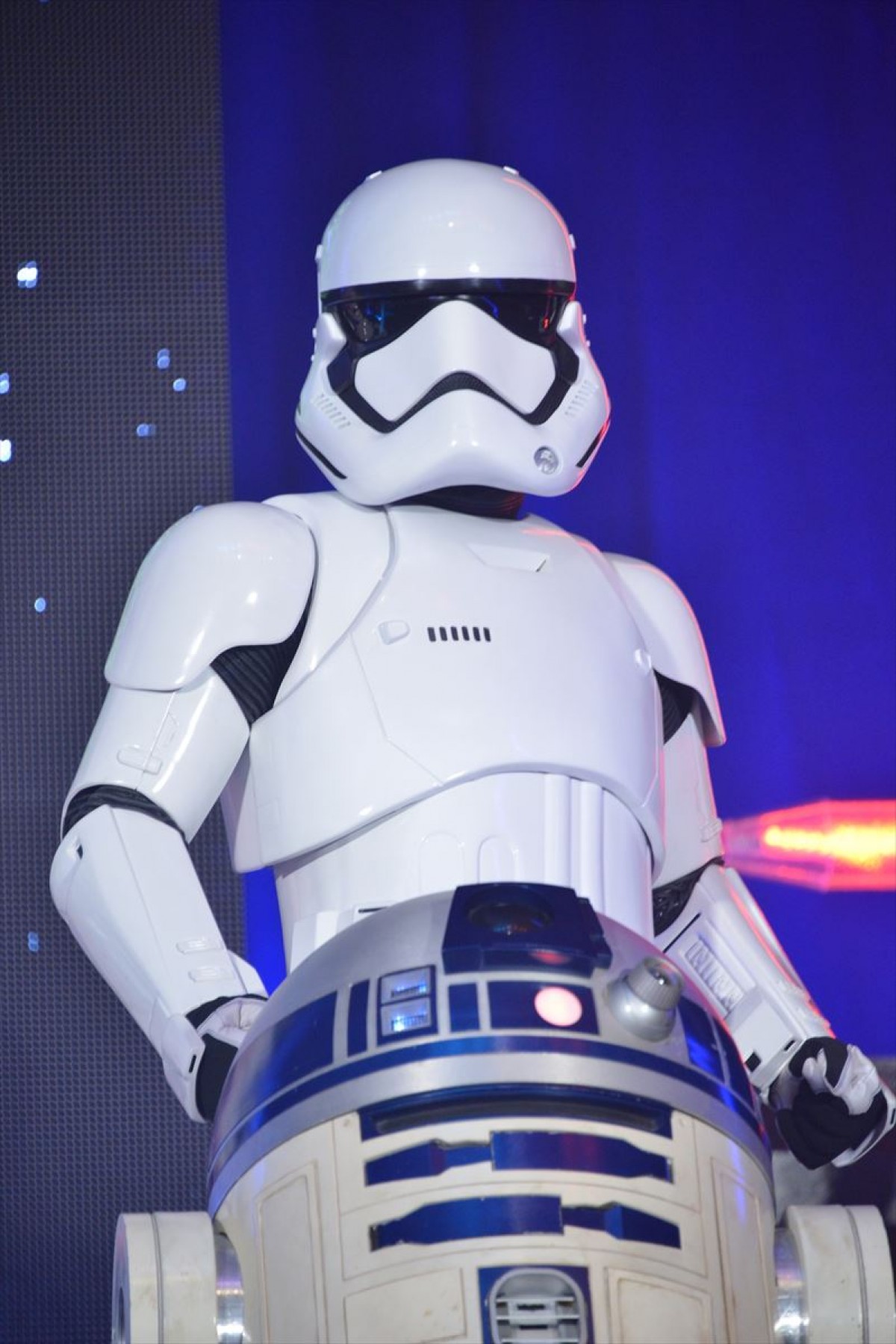 『スター・ウォーズ』ジャパンプレミア開催！ キャスト陣、ライトセーバーでポーズ