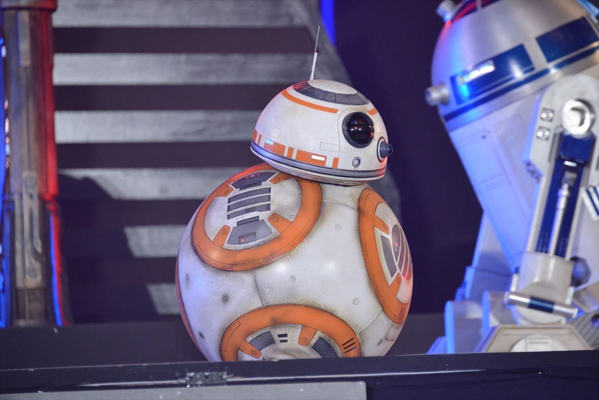 『スター・ウォーズ』ジャパンプレミア開催！ キャスト陣、ライトセーバーでポーズ