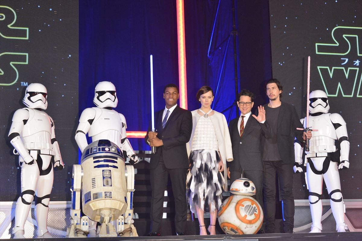 『スター・ウォーズ』ジャパンプレミア開催！ キャスト陣、ライトセーバーでポーズ
