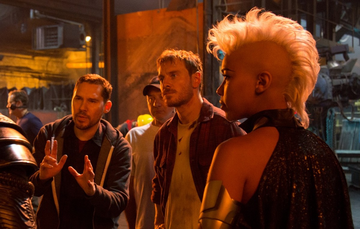 『X‐MEN:アポカリプス(原題)』撮影中のB・シンガー監督(左)とマイケル・ファスベンダー(中央)