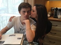 いつまでも息子ブルックリンにキスしたいヴィクトリ・ベッカム