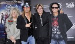 ロックバンド「ポイズン」ドラマーのリッキー・ロケット（写真右から2番目）が口腔ガンを告白