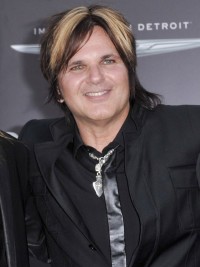 ロックバンド「ポイズン」ドラマーのリッキー・ロケットが口腔ガンを告白