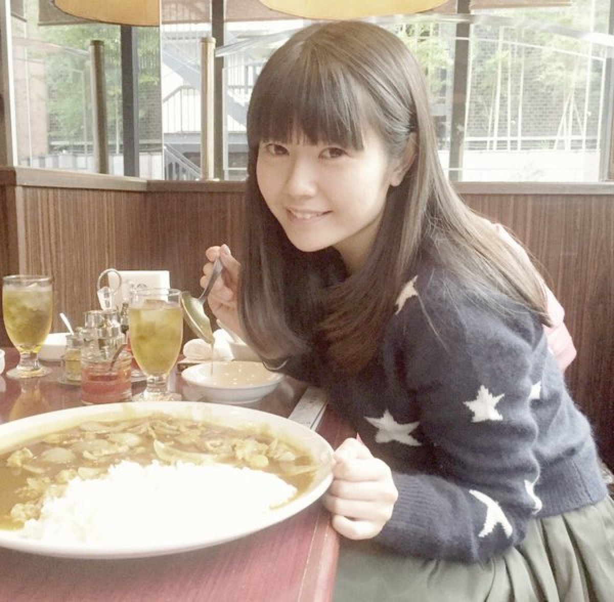 声優・竹達彩奈、大皿カレーに挑戦?