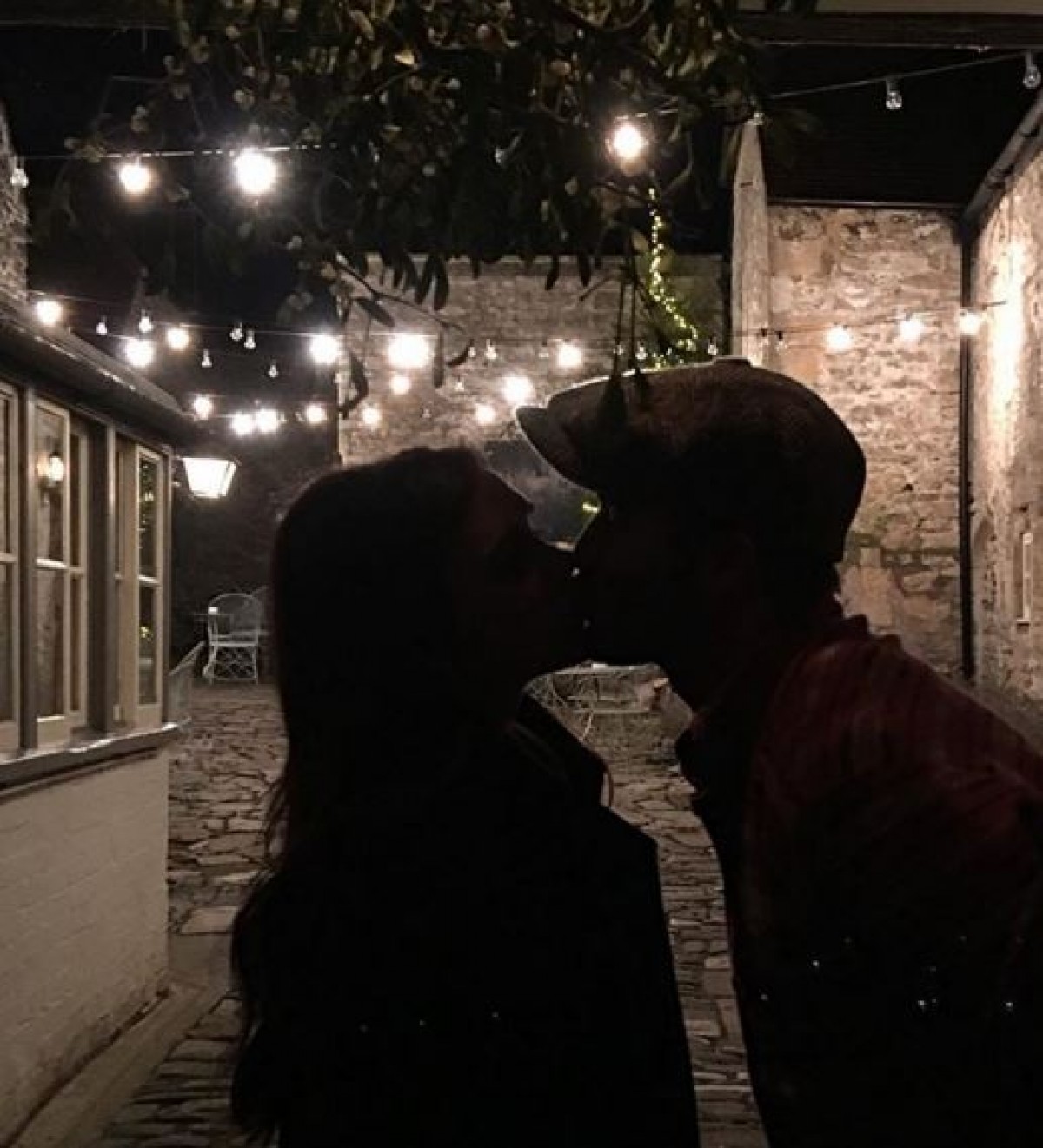 クリスマスイヴにキスを交わすベッカム夫妻