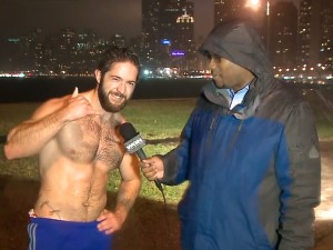 番組中に突如現れた“半裸”ムキムキ男、ネット人気でTV局に質問殺到