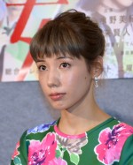 『逃げる女』記者会見に出席した仲里依紗