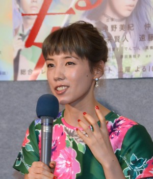 『逃げる女』記者会見に出席した仲里依紗