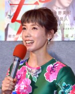 『逃げる女』記者会見に出席した仲里依紗