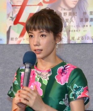 『逃げる女』記者会見に出席した仲里依紗