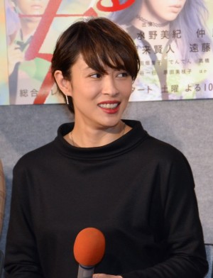 『逃げる女』記者会見に出席した水野美紀