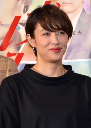 『逃げる女』記者会見に出席した水野美紀