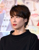 『逃げる女』記者会見に出席した水野美紀