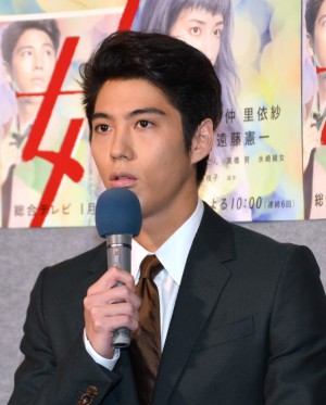 『逃げる女』記者会見に出席した賀来賢人