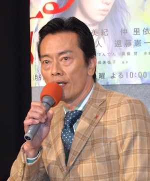 『逃げる女』記者会見に出席した遠藤憲一