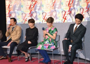 『逃げる女』記者会見の様子