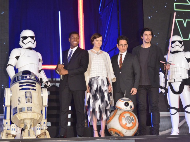 『スター・ウォーズ/フォースの覚醒』が『アバター』を抜き、全米歴代興収トップに君臨