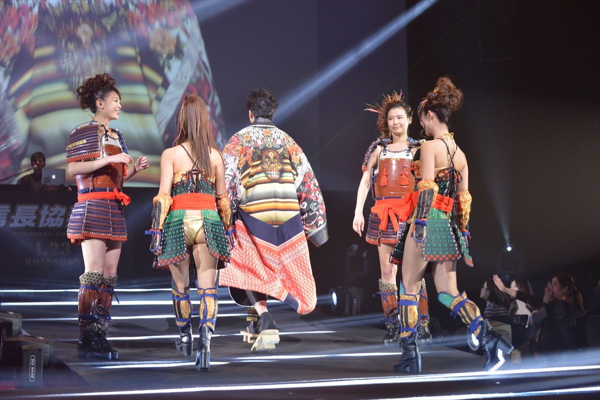 小栗旬、ド派手美女を従え「めでたい」と大照れ　和装でランウェイ登場